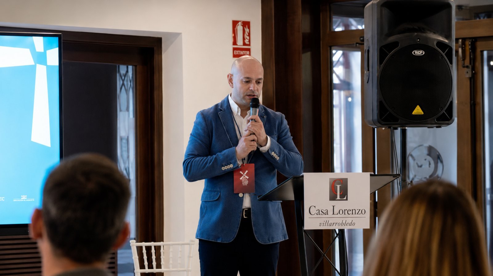 Bienvenida del I Congreso desde el atril de Casa Lorenzo