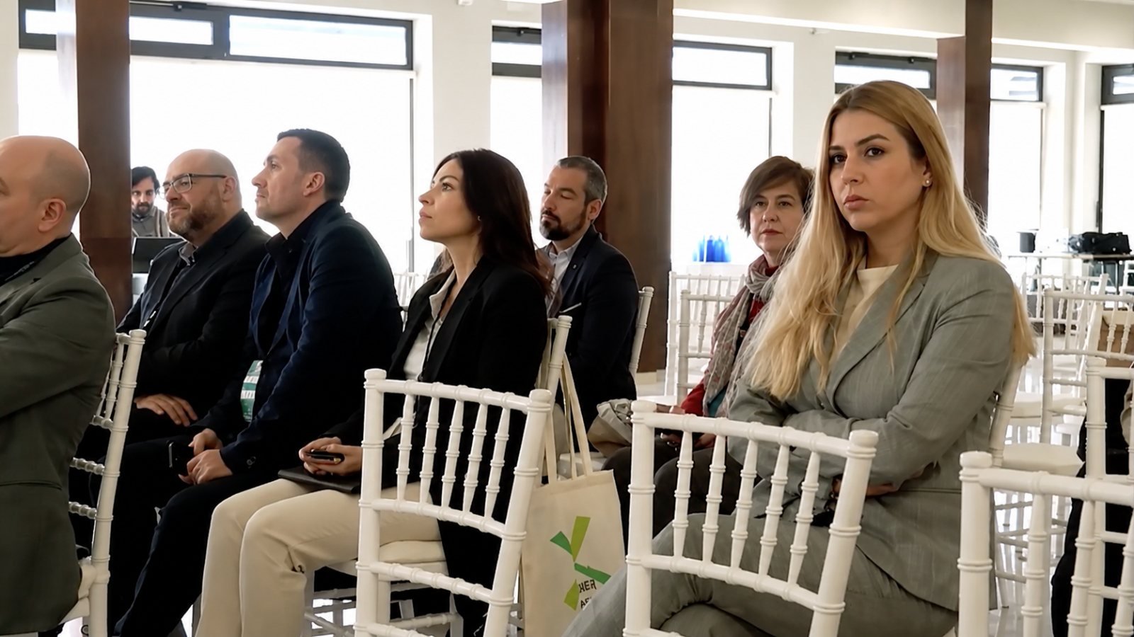 Asistentes siguiendo una ponencia