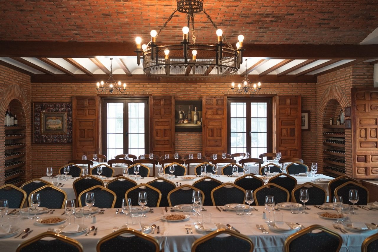 Sala de catas y comidas de Pago de La Jaraba, con las mesas preparadas